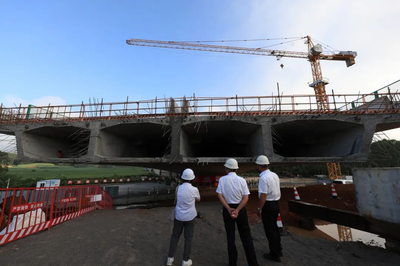 羅鹿高速公路湘桂鐵路立交橋成功轉體，精準施工展現專業實力